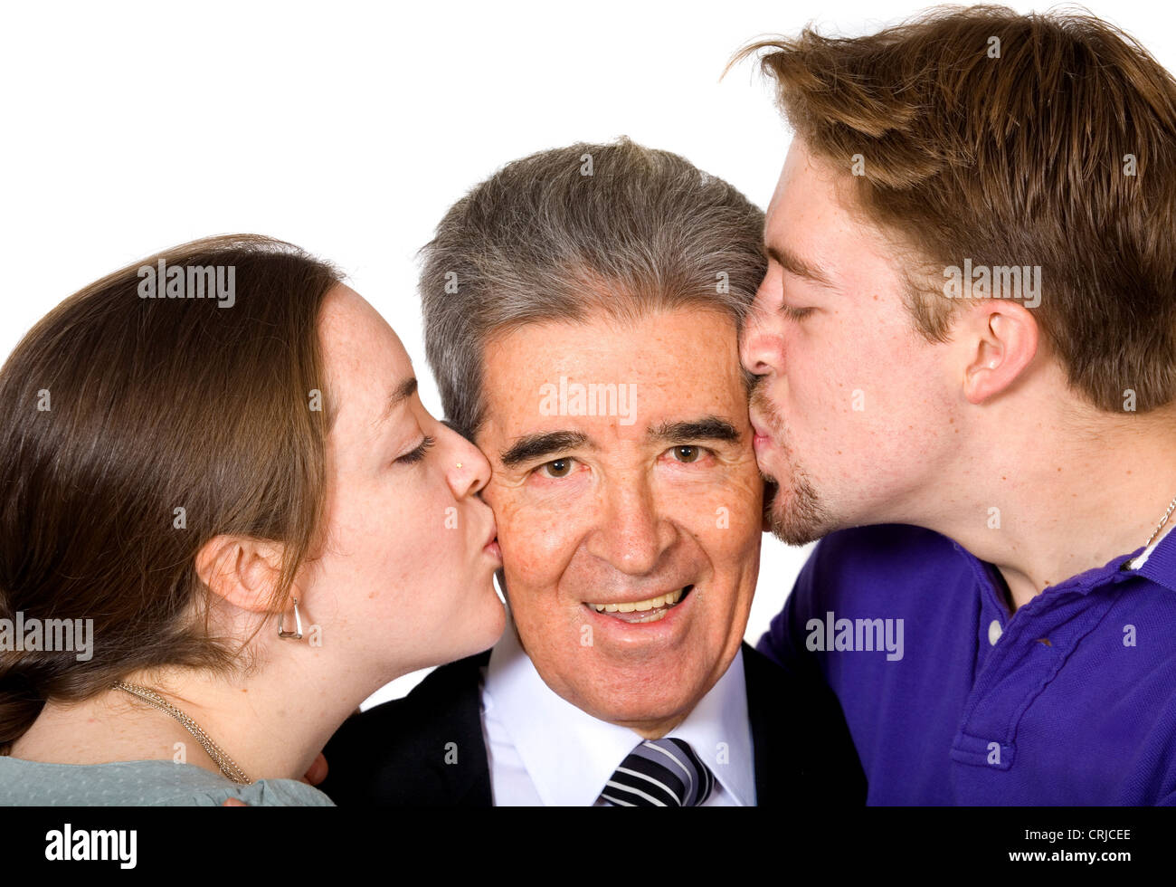 Son fils et sa fille s'embrasser leur père sur la joue - fête des pères Banque D'Images