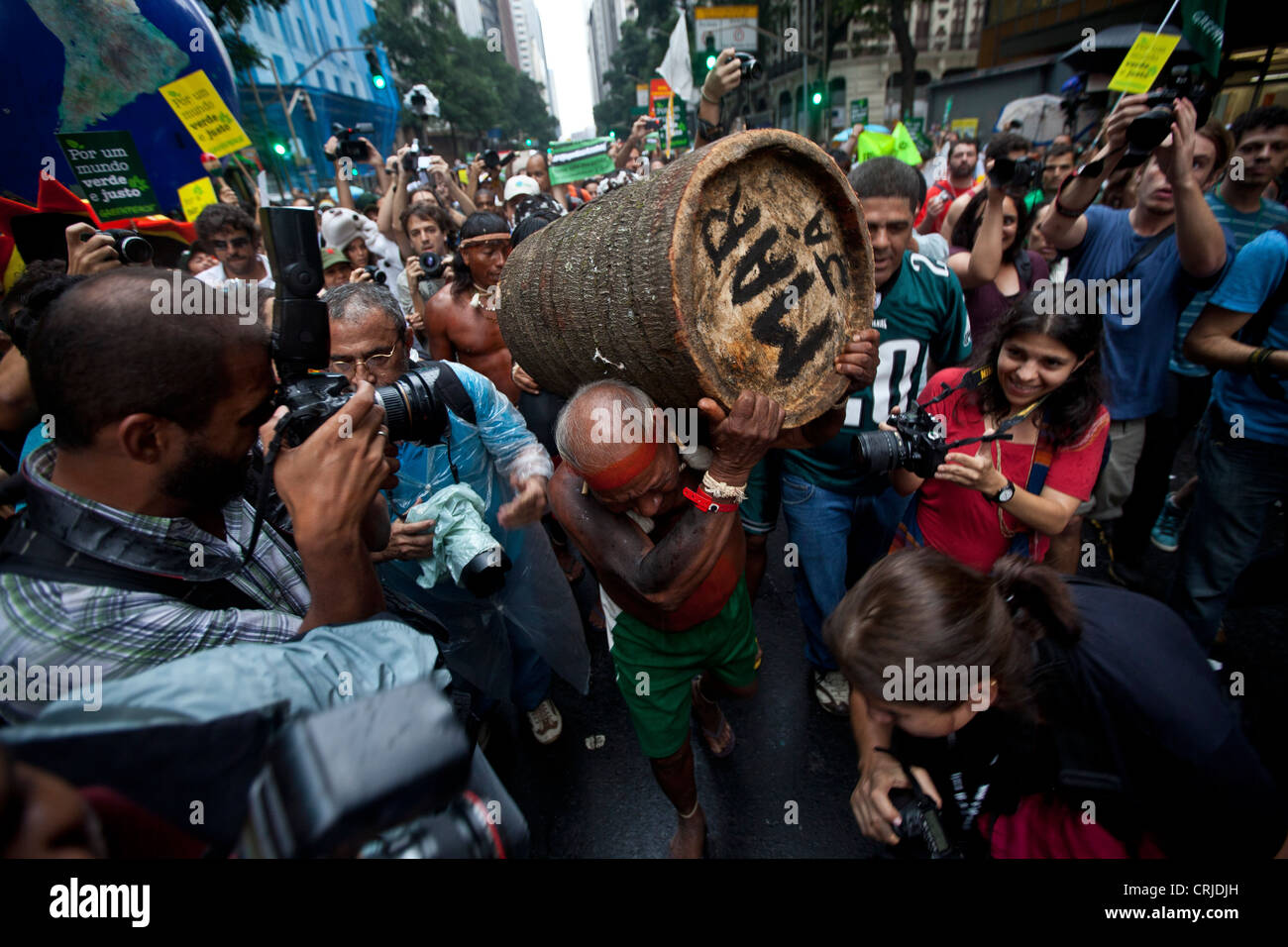 Sommet des peuples à Rio +20 pour la justice sociale et environnementale Les personnes portent des bois avec l'inscription "maintenant" Banque D'Images