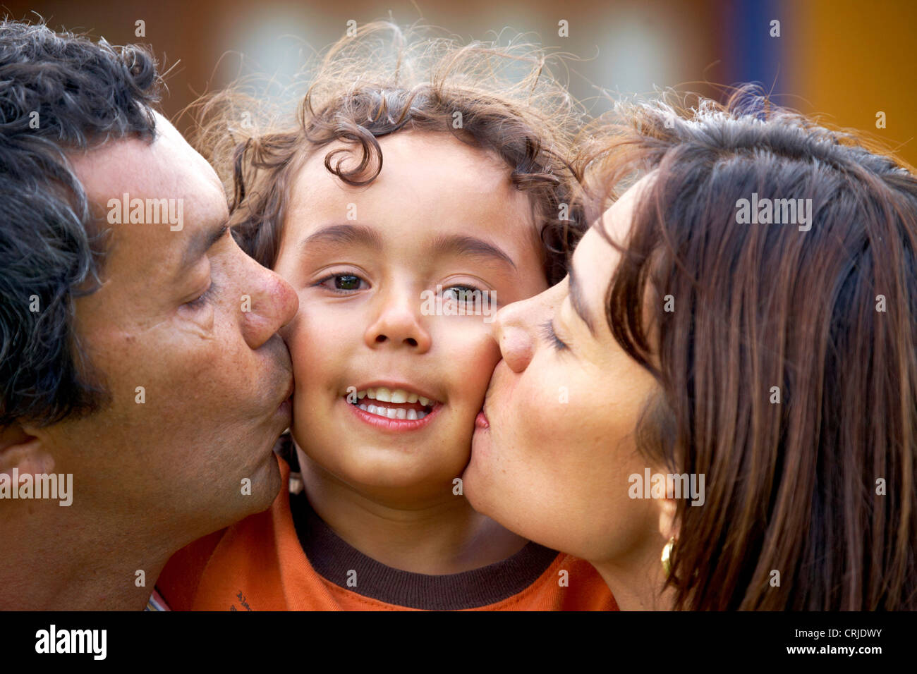 Portrait de famille embrassant leurs petit-fils Banque D'Images