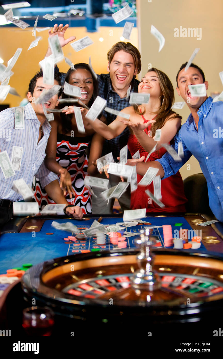 Groupe de jeunes dans un casino a gagné Banque D'Images