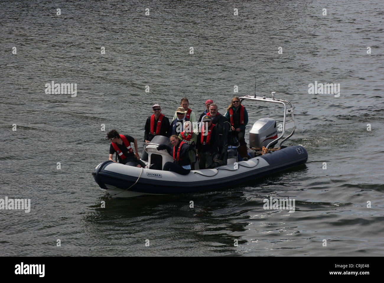 L'équipage de réserve de retourner à port depuis l'Irlande pour le pays de Galles longboat course. Banque D'Images