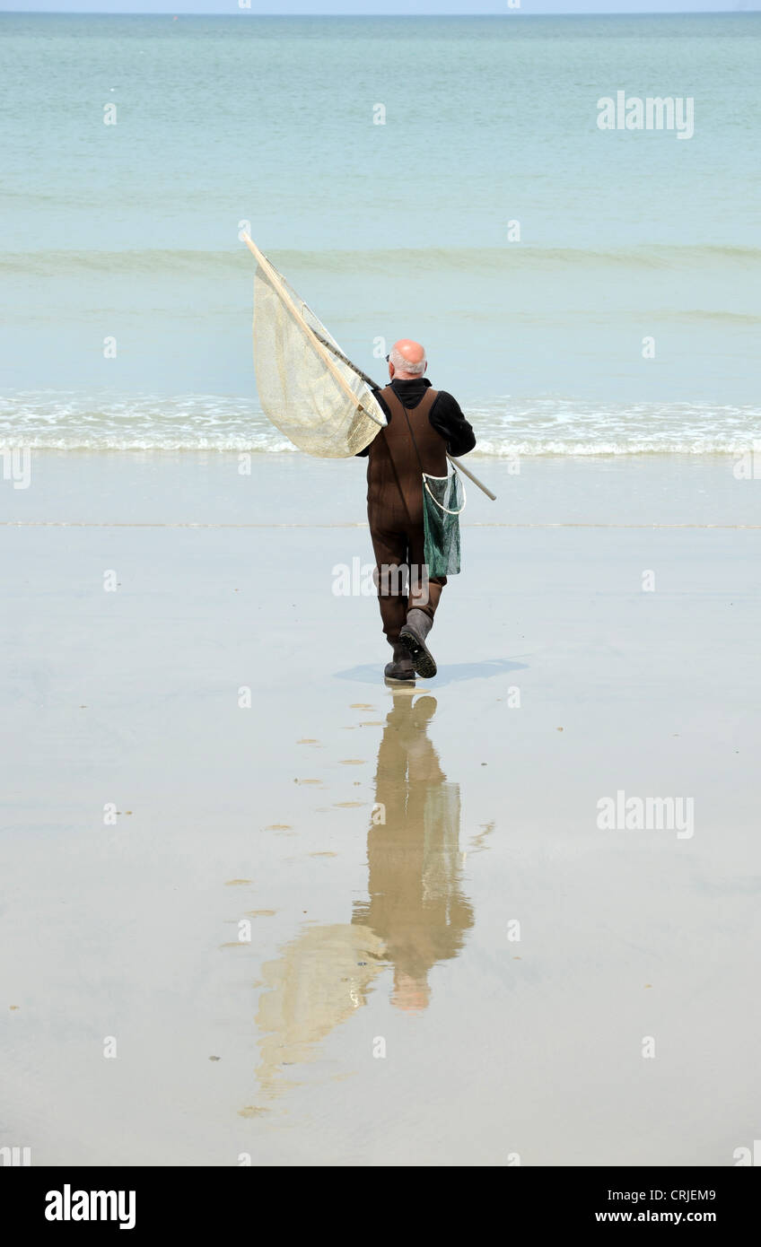Vue arrière d'un homme qui pêche à Mers-les-Bains, France Banque D'Images