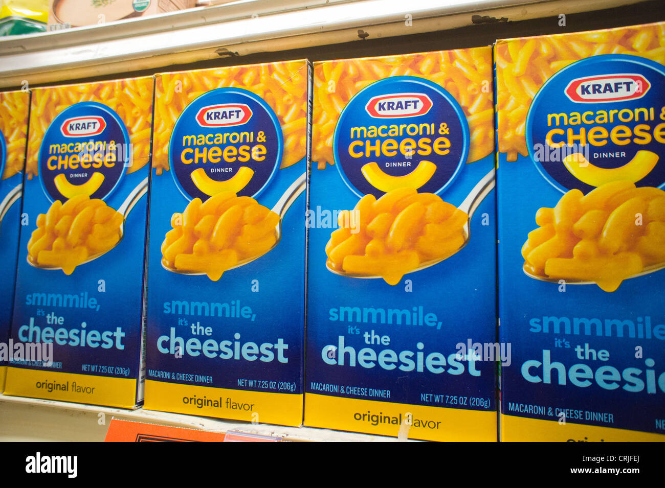 Boîtes de Kraft Foods' de macaroni et fromage sont vus dans un supermarché de New York Banque D'Images