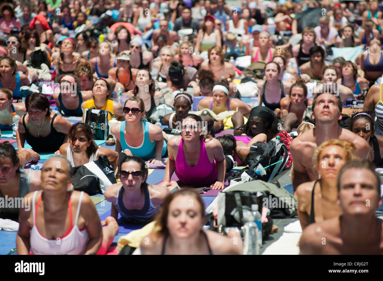 Des milliers de pratiquants de yoga à Times Square à New York participer à un examen à mi-journée Bikram Yoga class Banque D'Images