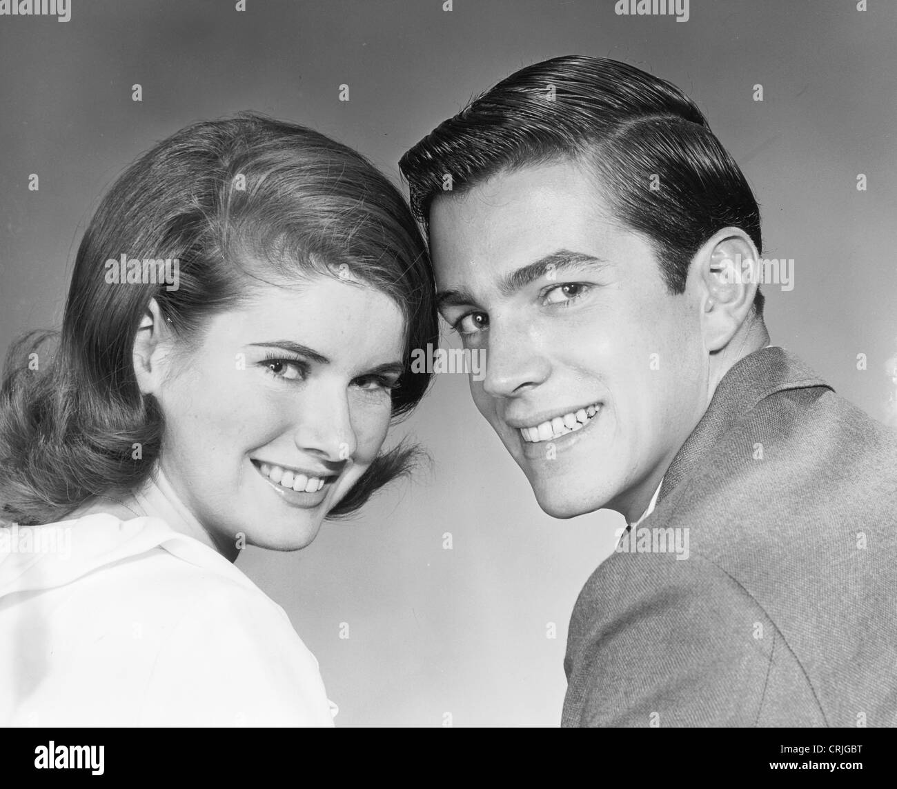 Vintage portrait of a young couple smiling Banque D'Images