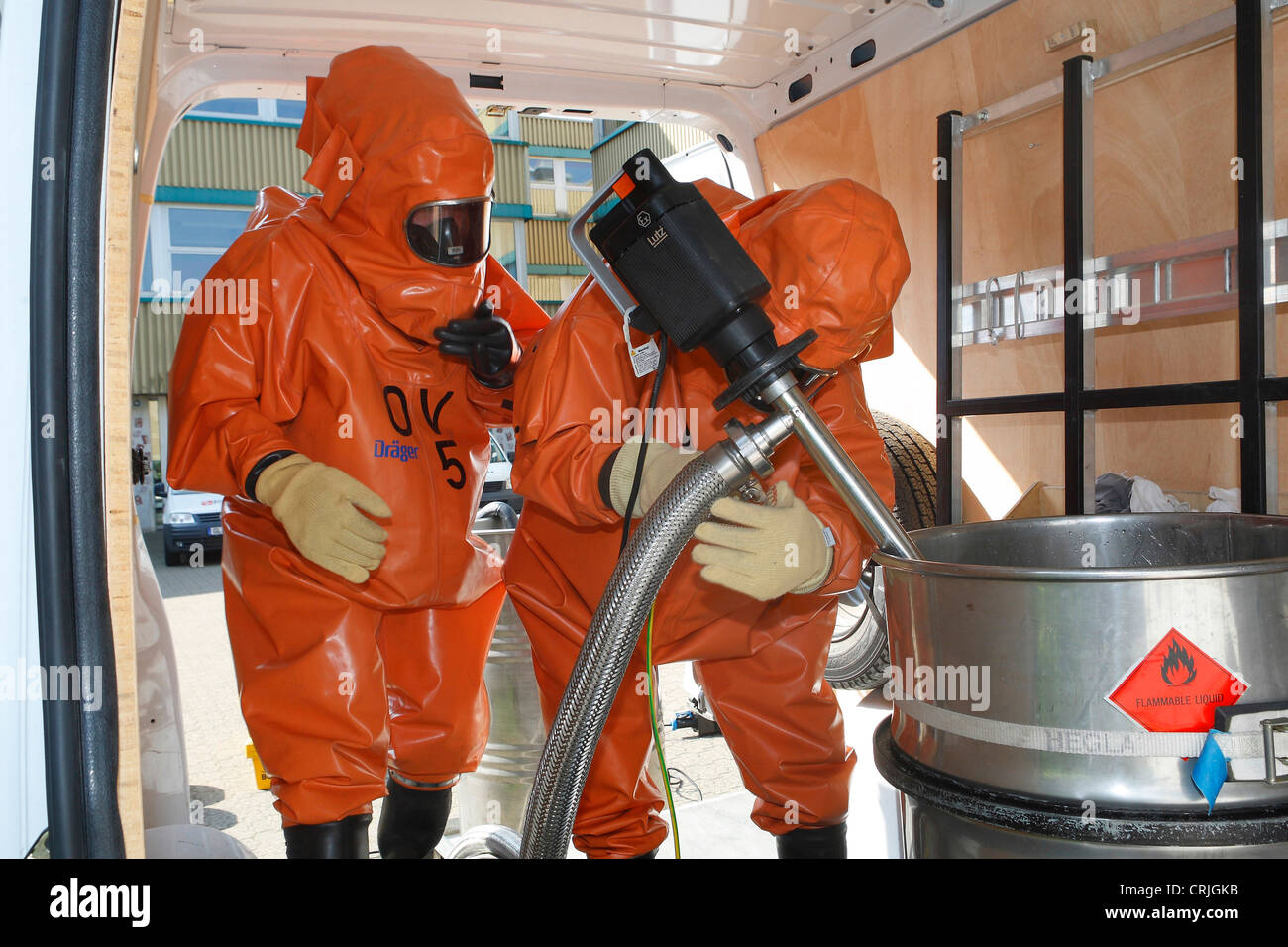 Formation des pompiers avec des marchandises dangereuses, Allemagne Banque D'Images