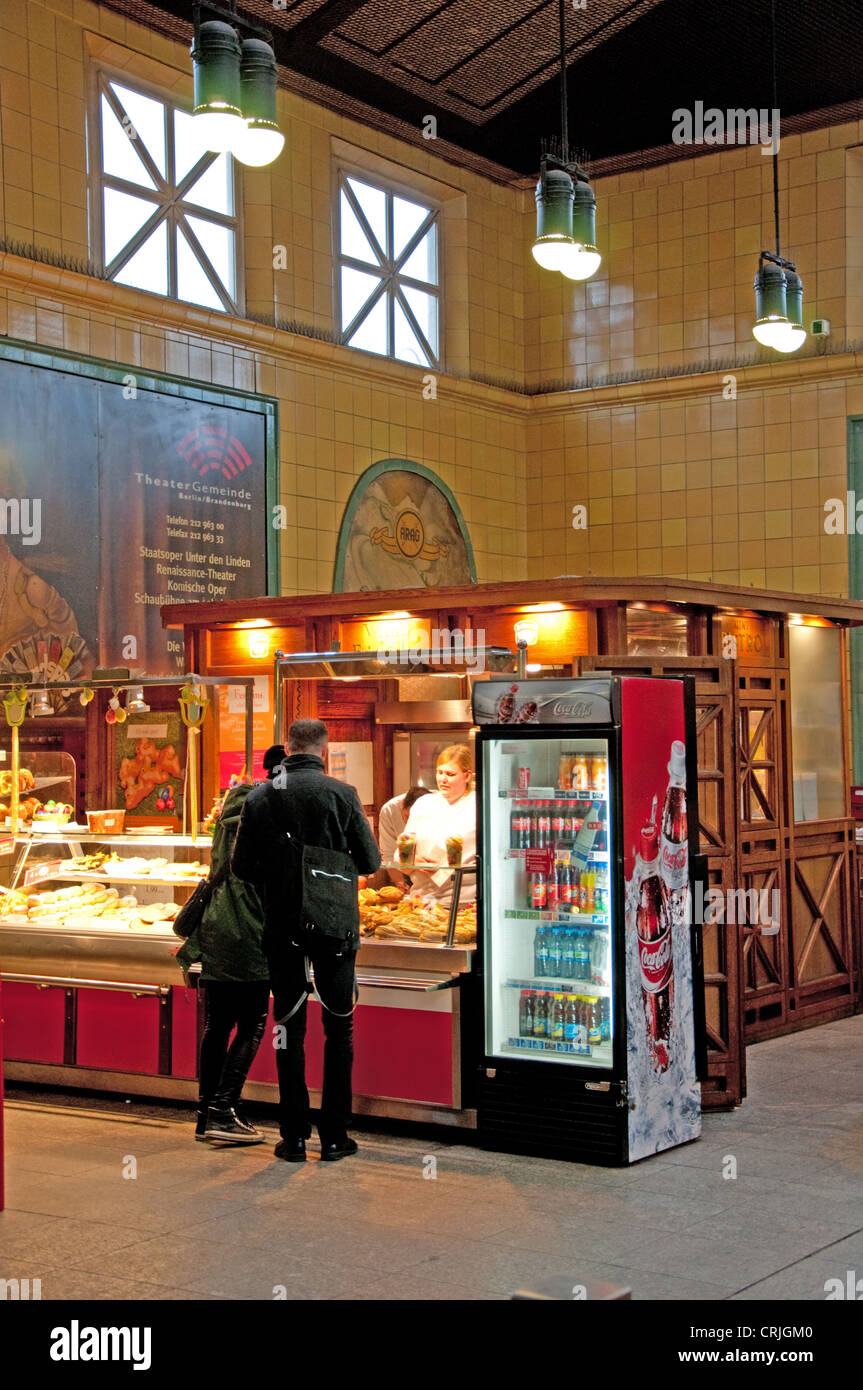 Berlin, Allemagne. U-Bahn (métro) Wittenbergplatz. Snack-bar à l'intérieur Banque D'Images