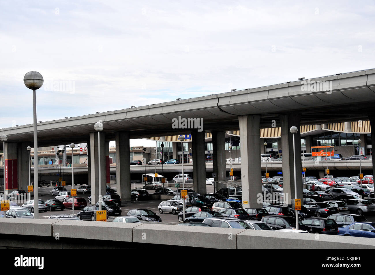 Parking voitures Aéroport Roissy Charles de Gaulle terminal 2 Paris France  Photo Stock - Alamy