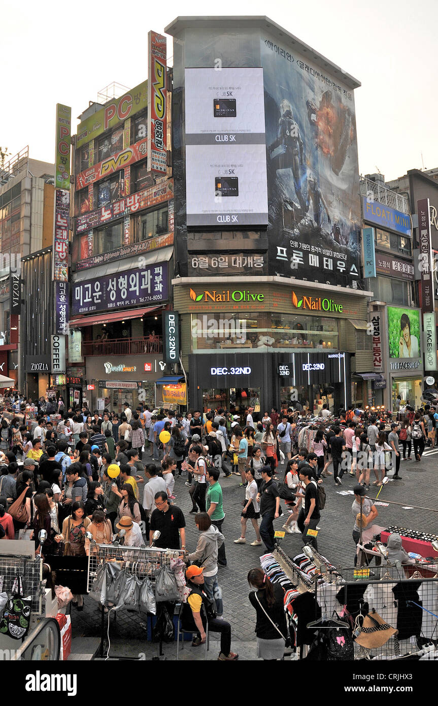 Foule dans la rue commerciale Séoul Corée du Sud Banque D'Images