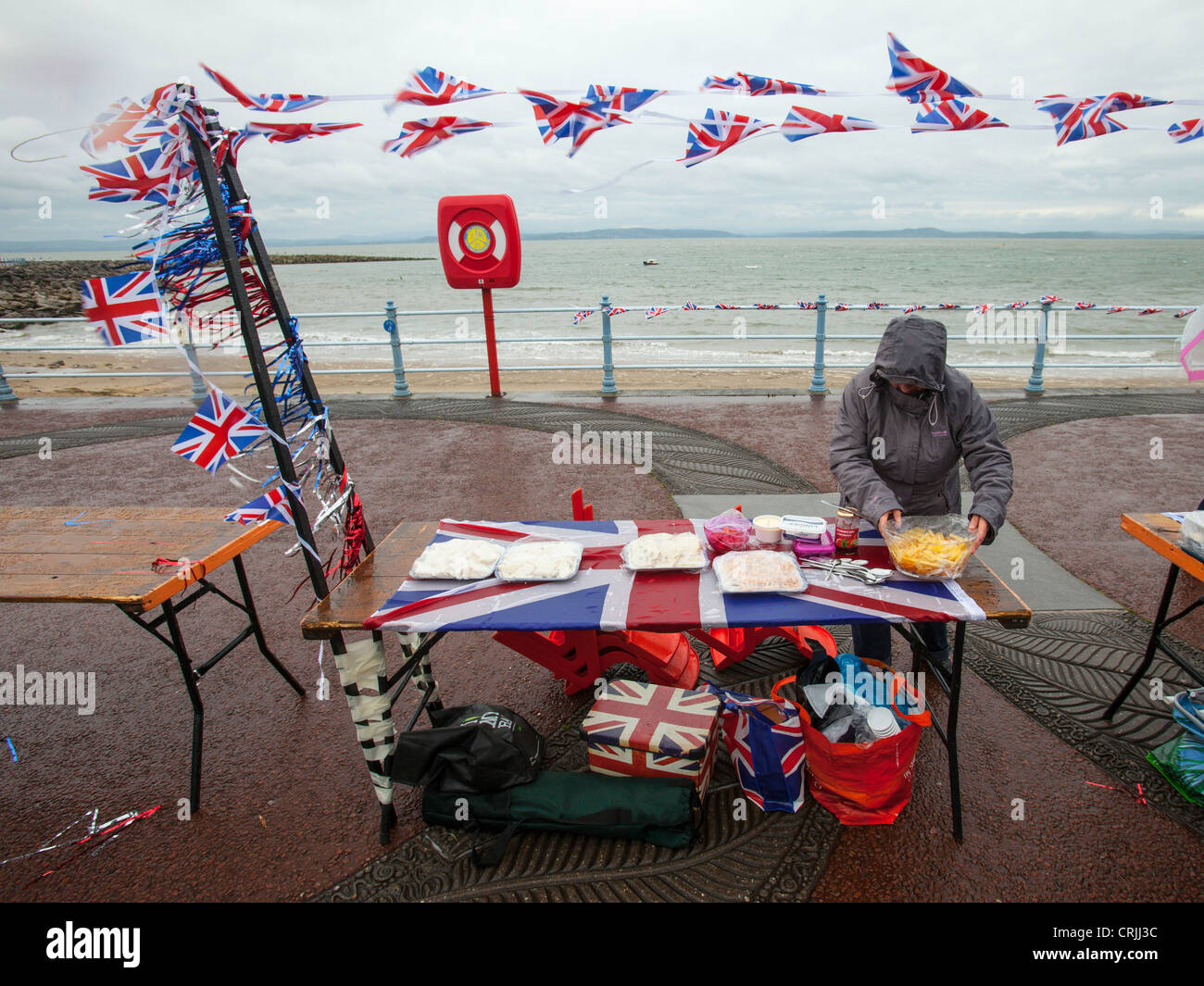 Mauvais temps à la plus grande fête de rue pour célébrer le Jubilé de diamant de la Reine à Morecambe, UK Banque D'Images