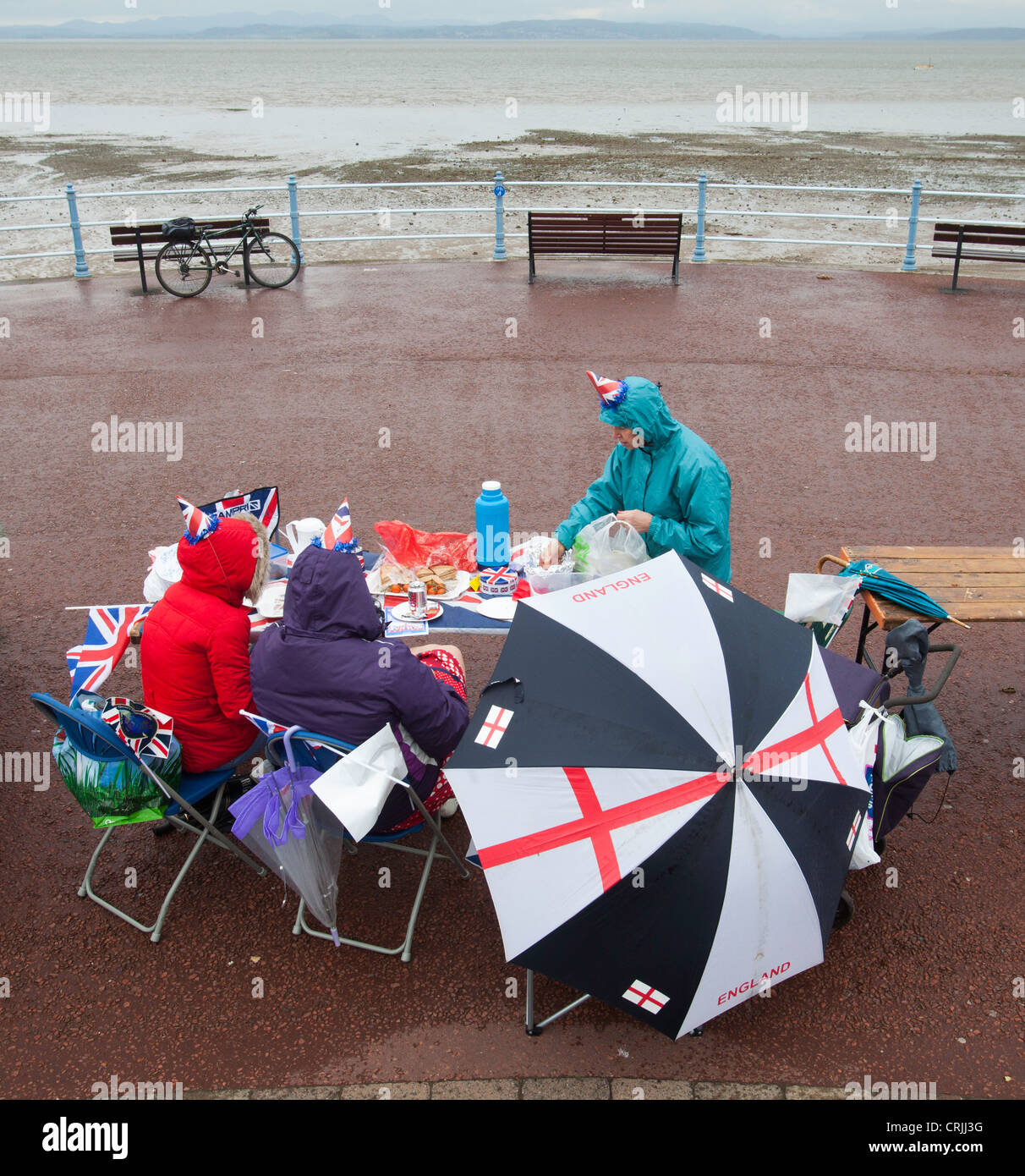 Courageux Participants temps orageux à la plus grande fête de rue pour célébrer le Jubilé de diamant de la Reine à Morecambe, UK Banque D'Images