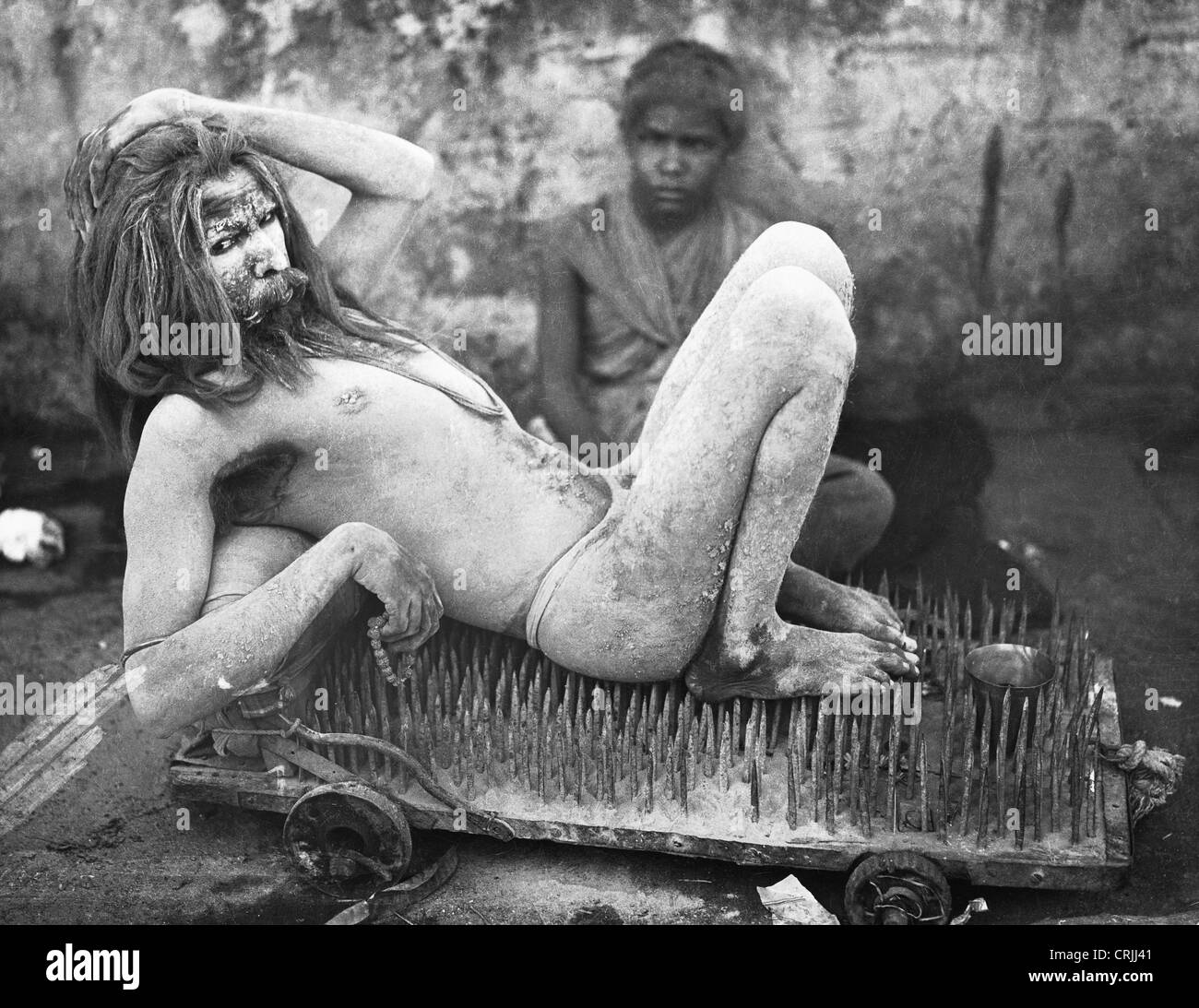 Calcutta, mendiant hindou reposant sur un lit d'épis Banque D'Images