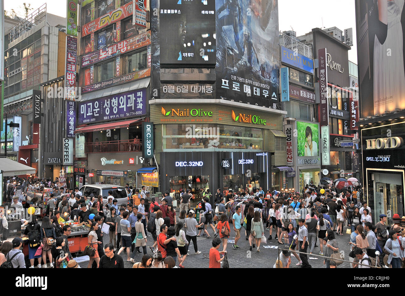 Foule dans la rue commerciale Myeongdong Séoul Corée du Sud Asie Banque D'Images