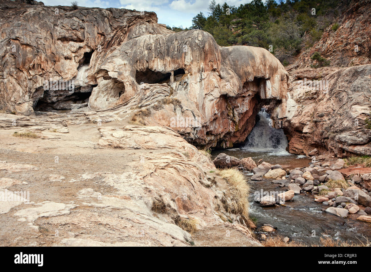 Barrage de soude Hot Springs rock formation et au printemps, Nouveau Mexique Banque D'Images