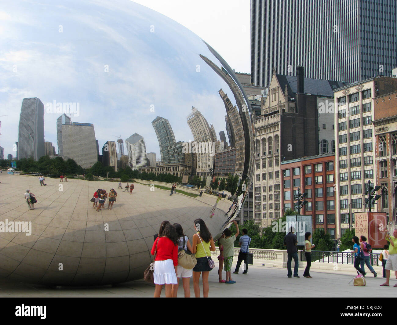 Jeune femme se reflétant dans un grand bol de prendre photo de Millenium Park, Chicago, USA Banque D'Images