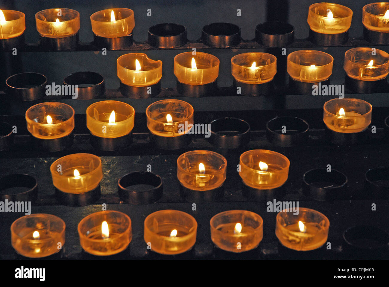 Bougies dans une église, Allemagne Banque D'Images