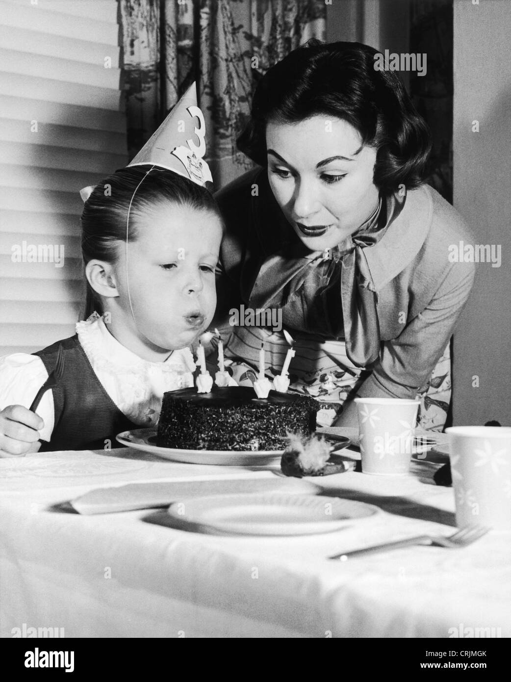 Mère et fille celebrating birthday Banque D'Images