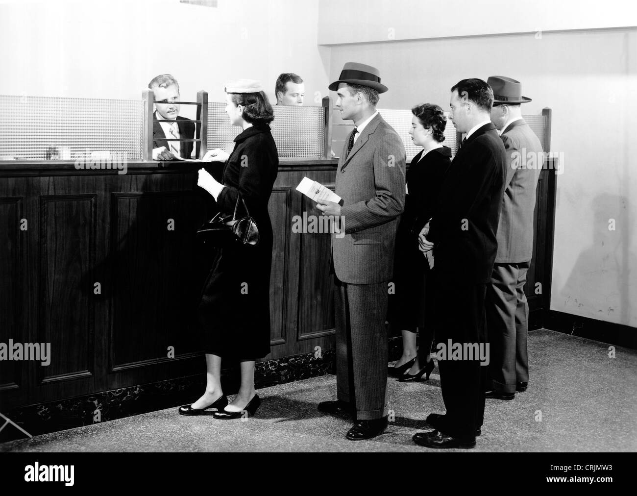 Les gens attendent en ligne à la banque Banque D'Images