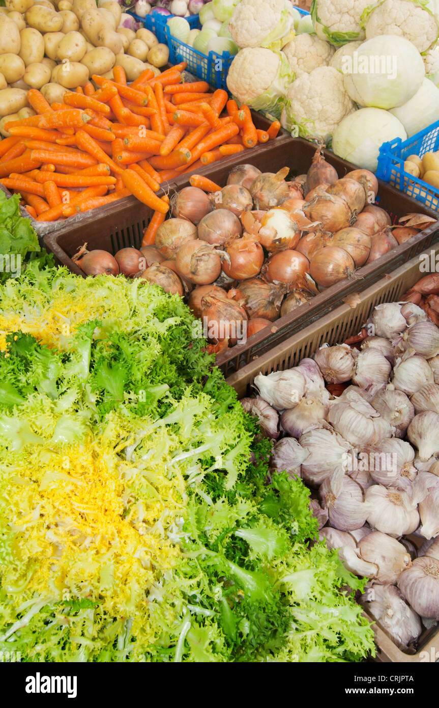 Salade et légumes au marché hebdomadaire, France, Languedoc-Roussillon, Saint Gilles Banque D'Images