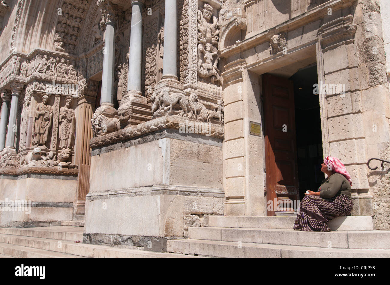 Gypsy Woman et la mendicité en face de l'église Saint Trophime, France, Provence, Camargue, Arles Banque D'Images