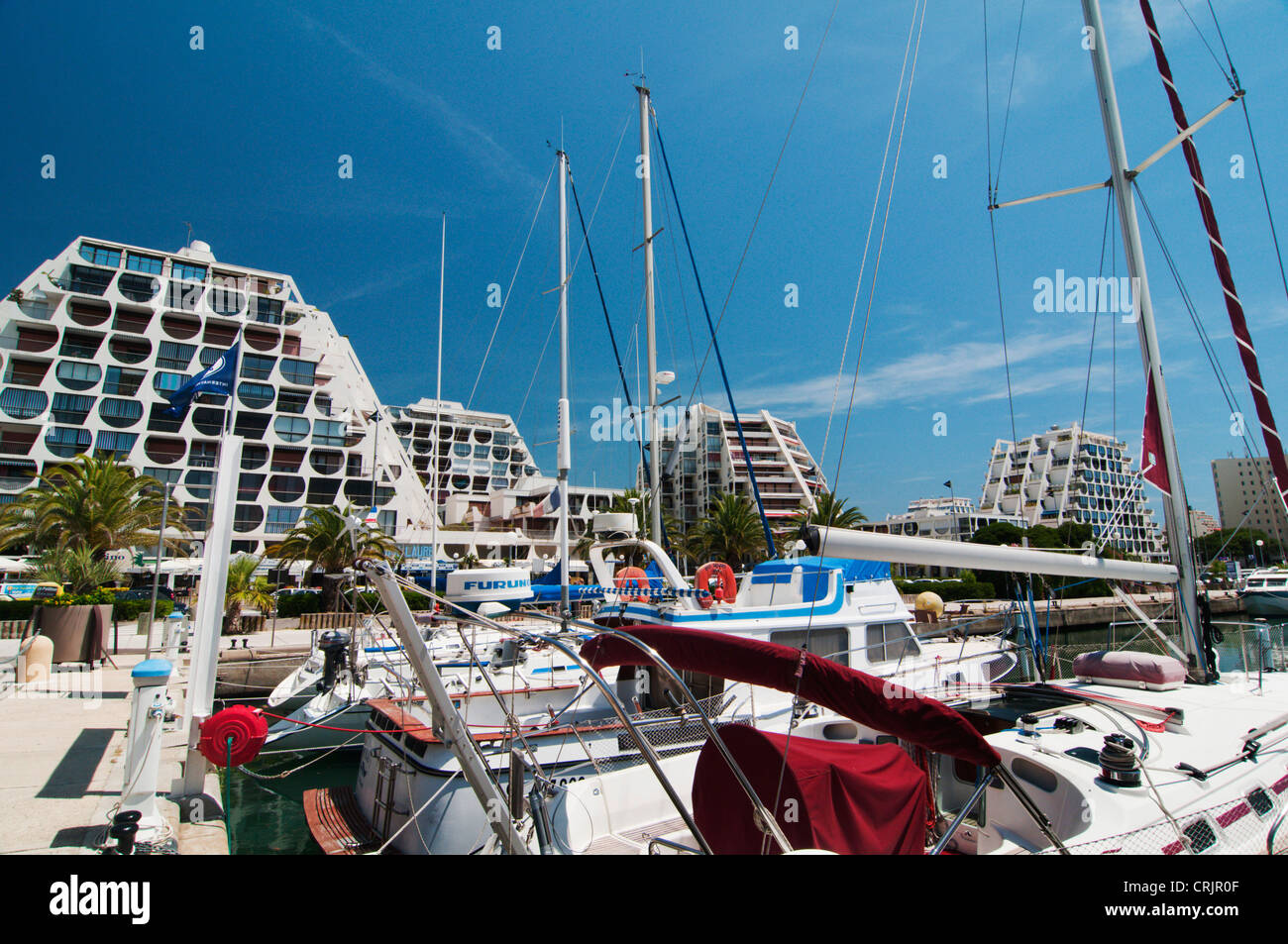 Le port de plaisance et bâtiments de l'hôtel dans le village de vacances La Grande Motte, France, Languedoc-Roussillon Banque D'Images