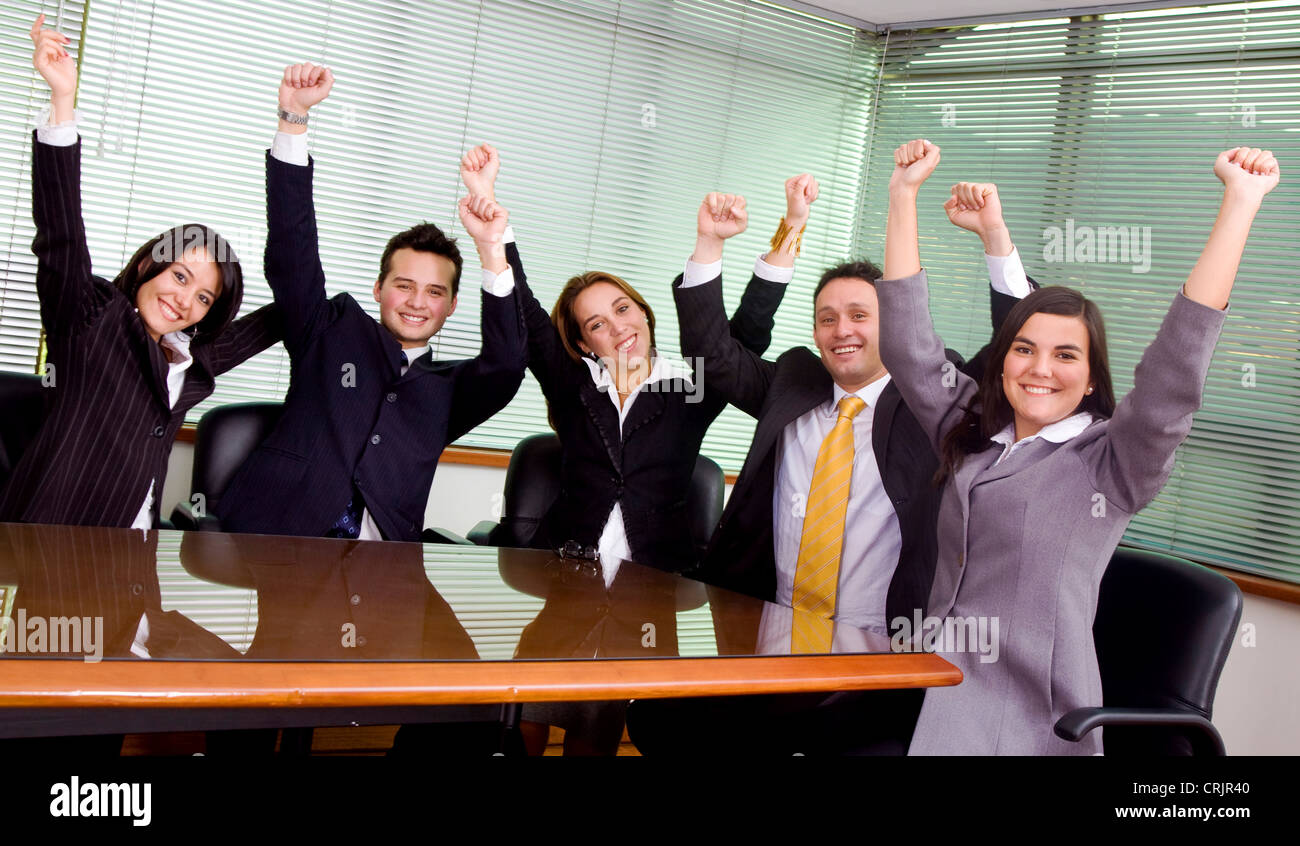 L'équipe d'affaires au bureau tous célébrer leur succès Banque D'Images