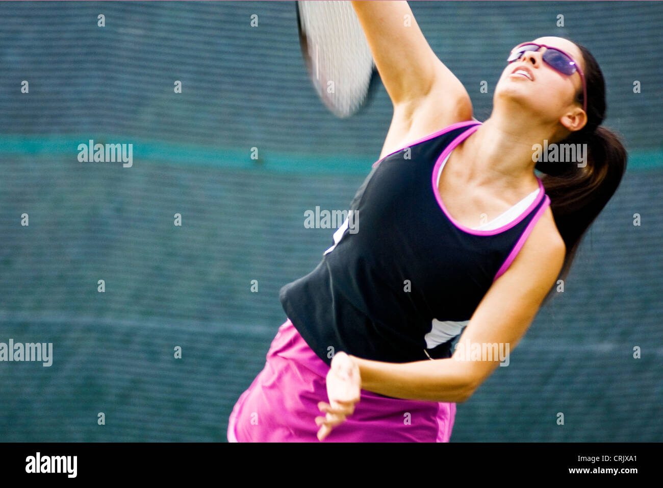 Young hispanic woman tennis player avec des lunettes de soleil frappant  passage service au tennis Photo Stock - Alamy