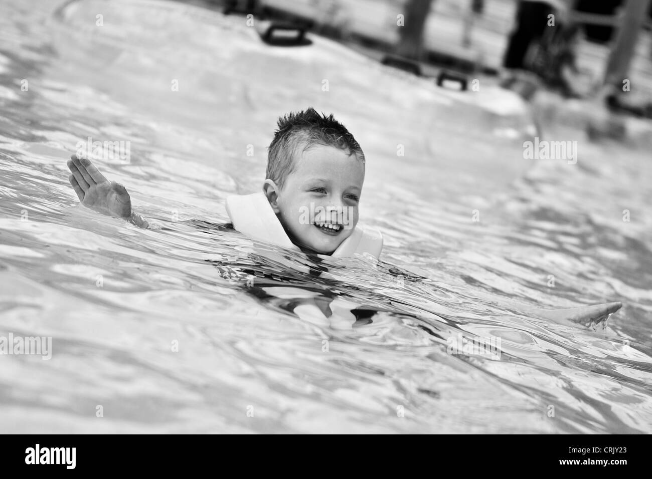 Les petits garçons s'amuser dans l'eau à Aquatica park en Floride, États-Unis Banque D'Images