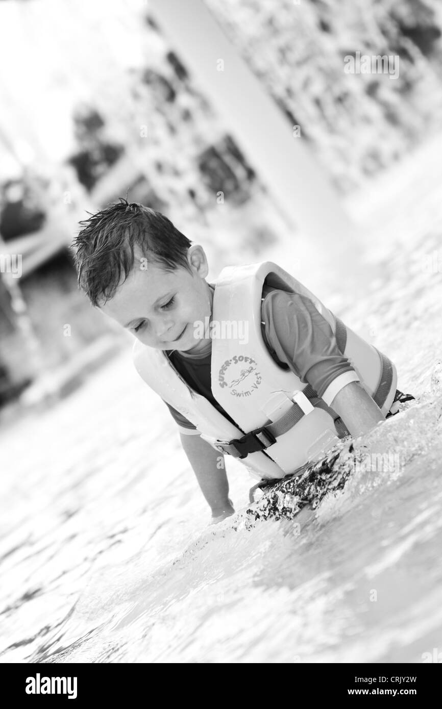 Les petits garçons s'amuser dans l'eau à Aquatica park en Floride, États-Unis Banque D'Images