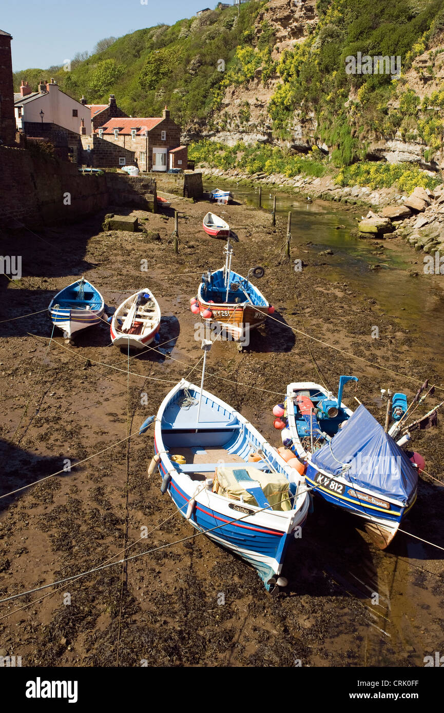 Bateaux de pêche dans le beck à Staithes, UK Banque D'Images