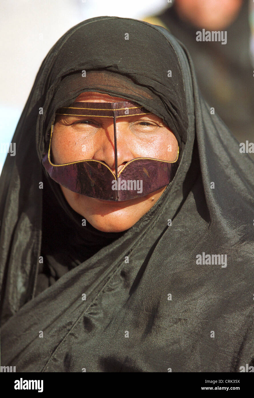 Femme voilée dans l'Émirat de Dubaï Photo Stock - Alamy