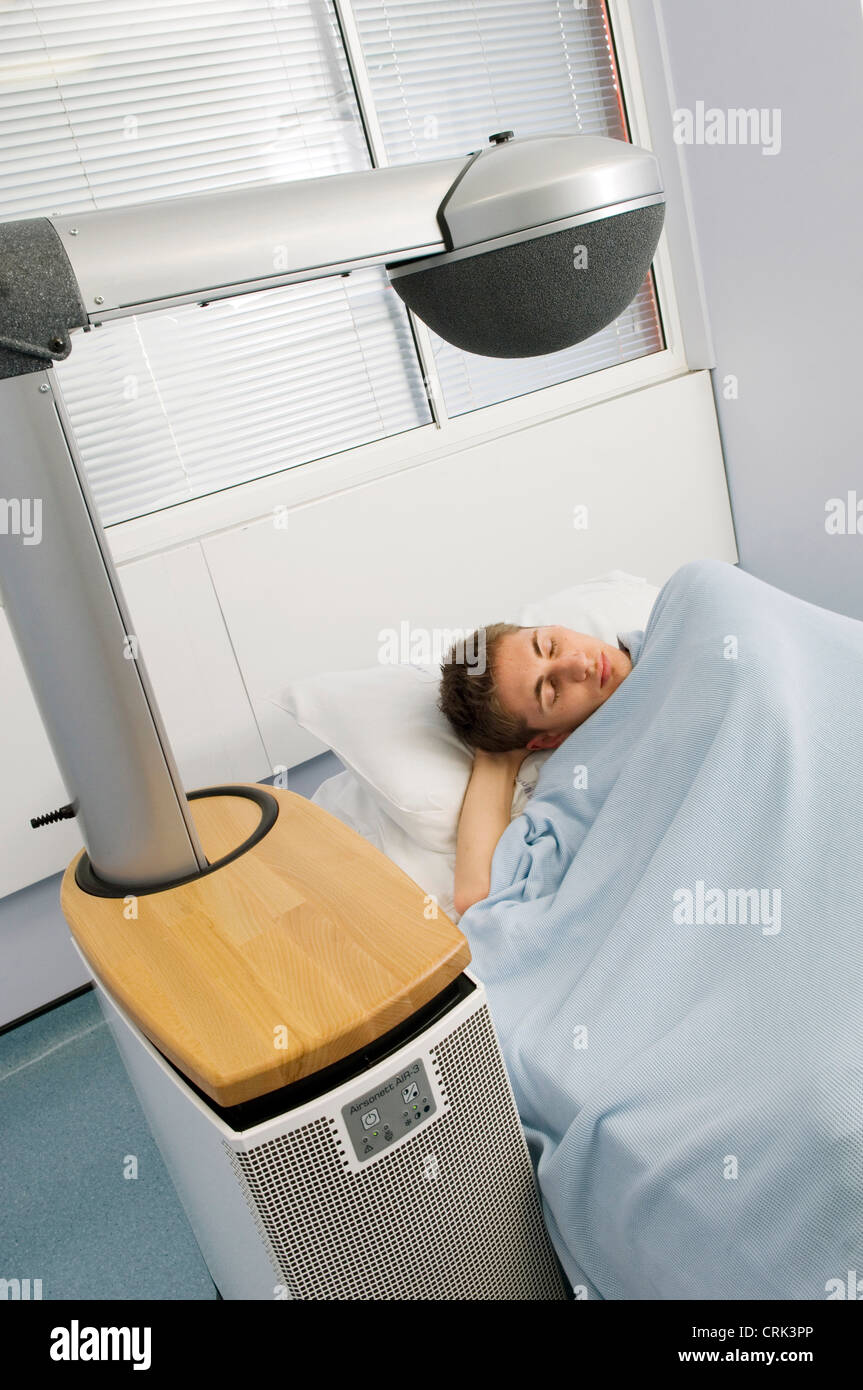 Man sleeping in hospital bed Banque D'Images