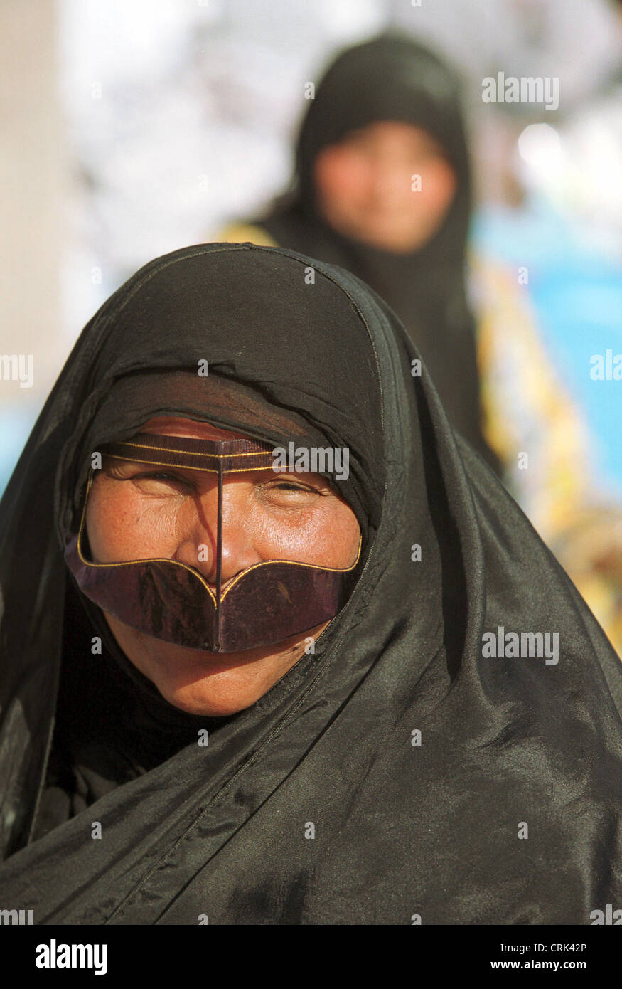 Femme voilée dans l'Émirat de Dubaï Photo Stock - Alamy