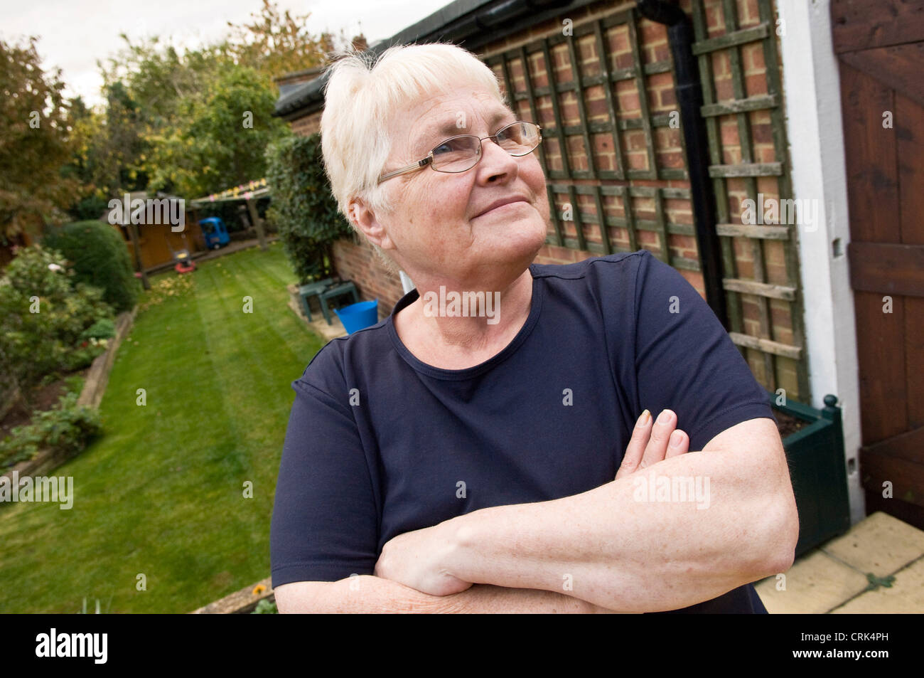Dame âgée dans son jardin Banque D'Images