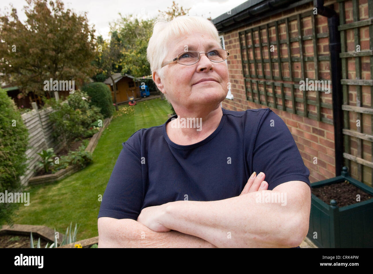 Dame âgée dans son jardin Banque D'Images