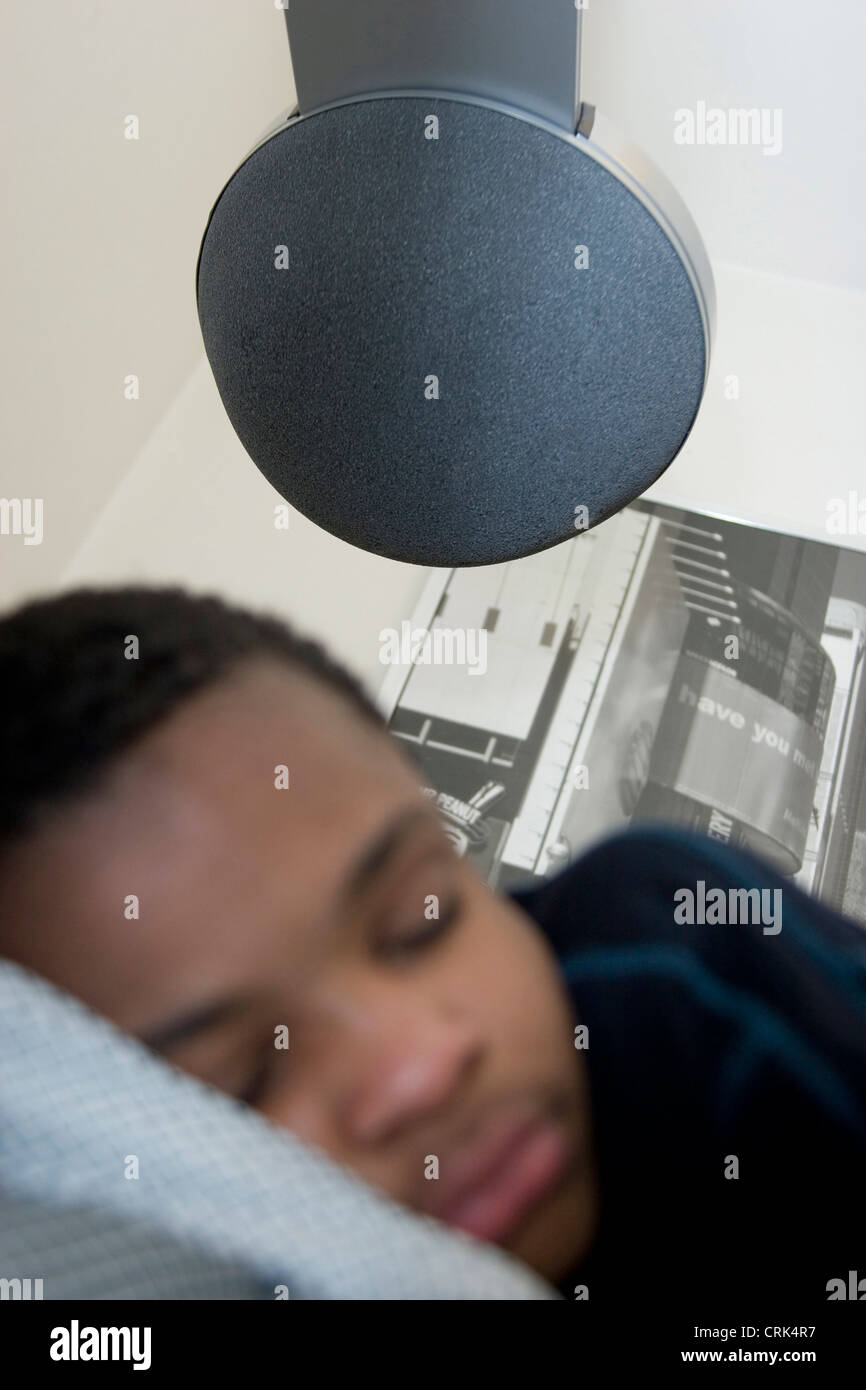 Jeune garçon à l'hôpital de couchage lit avec douche au-dessus de l'air Banque D'Images