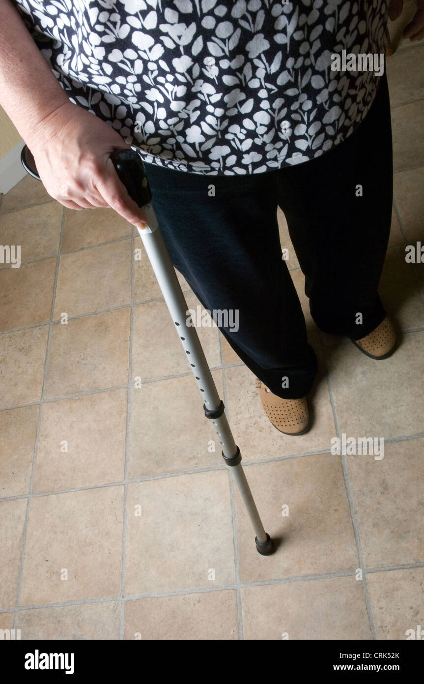 Femme âgée à l'aide d'un bâton de marche Banque D'Images
