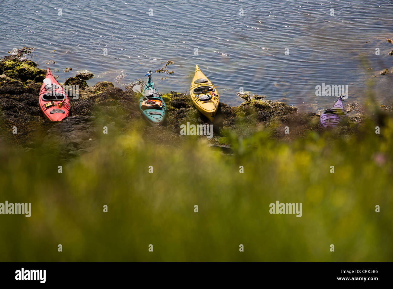 Kayaks amarré on Rocky beach Banque D'Images