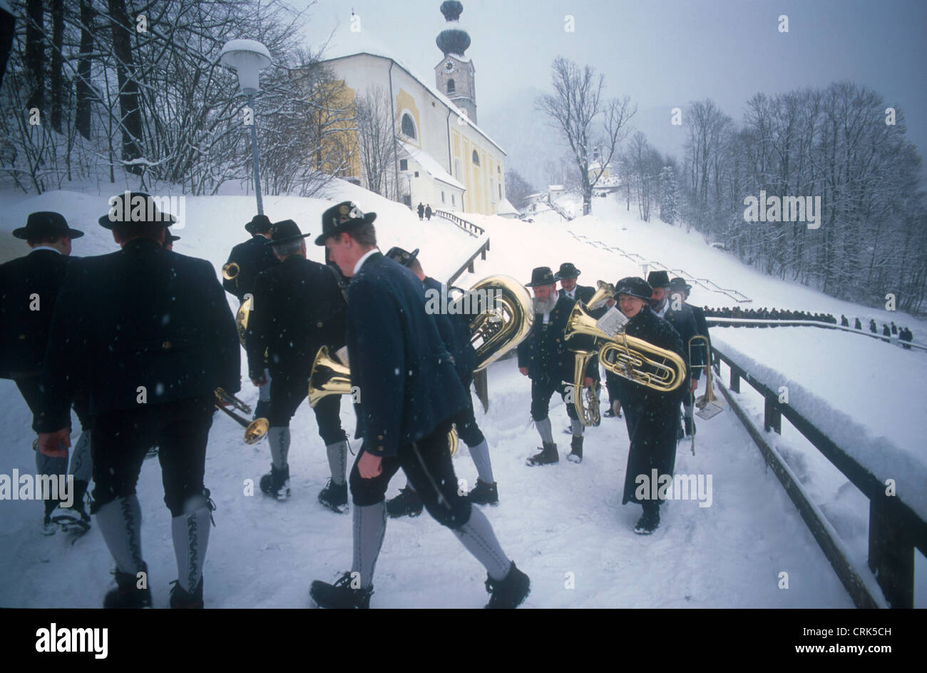 Les bûcherons dans les Alpes, près de Ruhpolding - procession à l'église paroissiale Banque D'Images