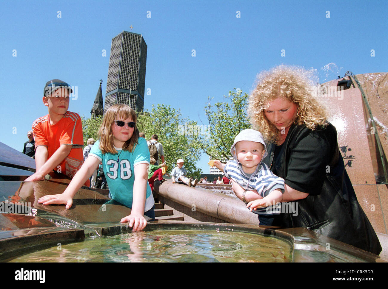Les touristes sur les eaux de la fontaine de globe à Berlin Banque D'Images