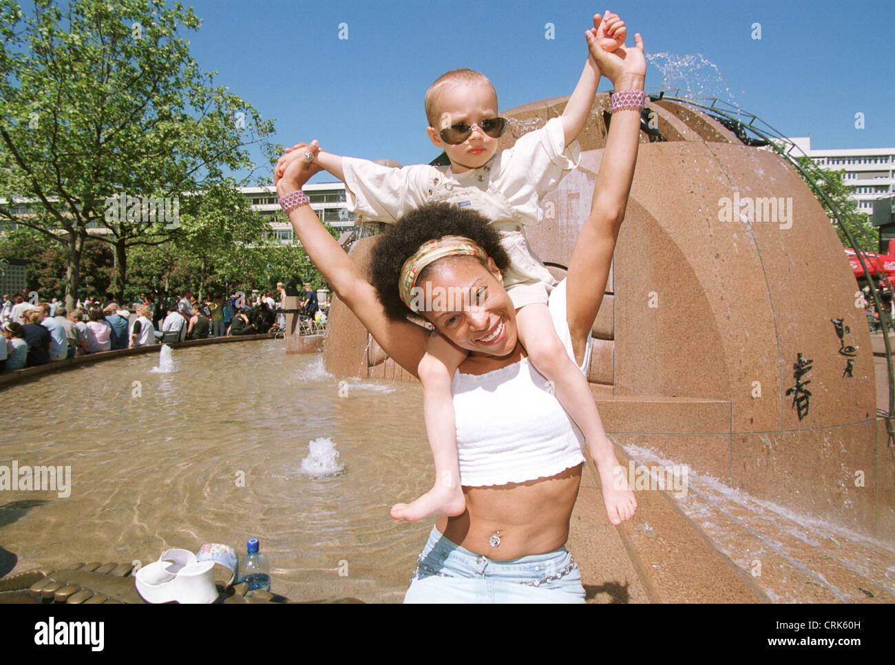 Les touristes sur les eaux de la fontaine de globe à Berlin Banque D'Images