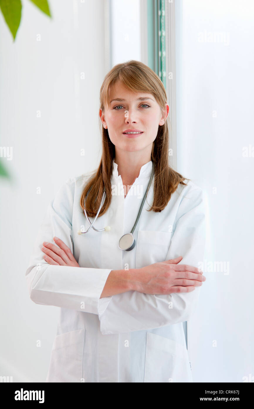 Doctor standing with arms crossed Banque D'Images