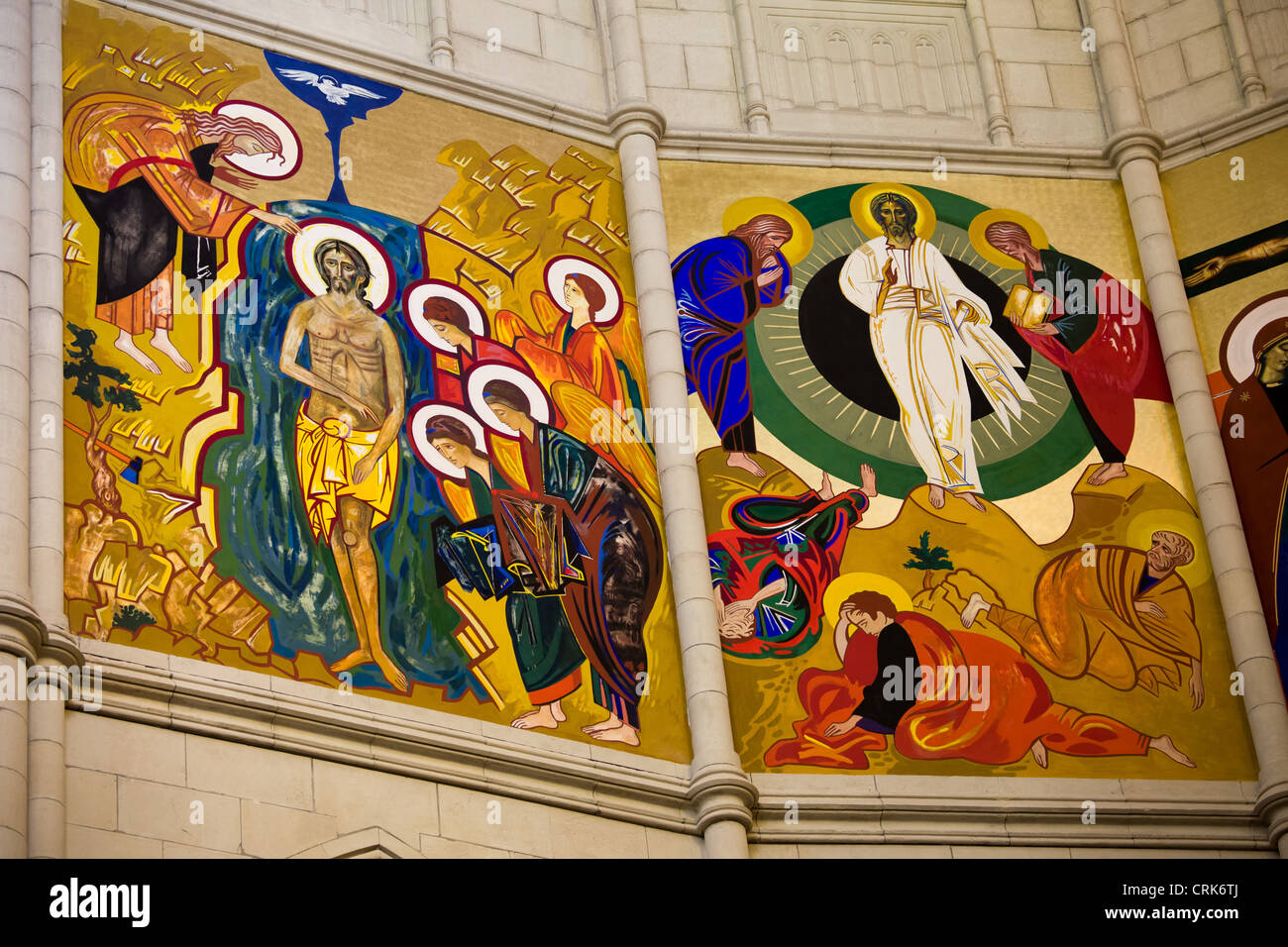 Des peintures religieuses sur le mur à l'intérieur de cathédrale de l'Almudena à Madrid, Espagne. Banque D'Images