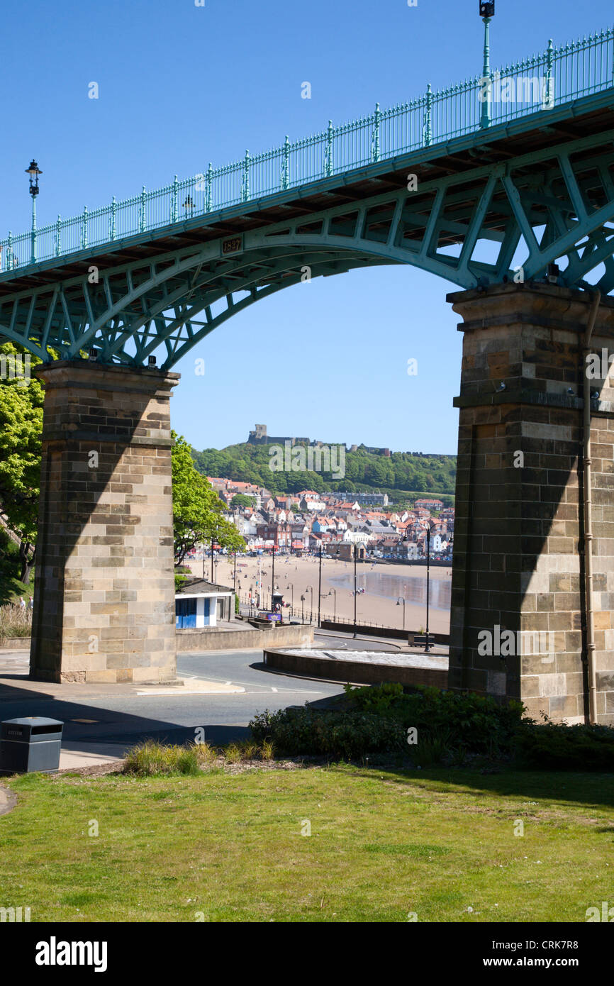 La colline du château par Cliff Bridge Scarborough North Yorkshire Angleterre Banque D'Images