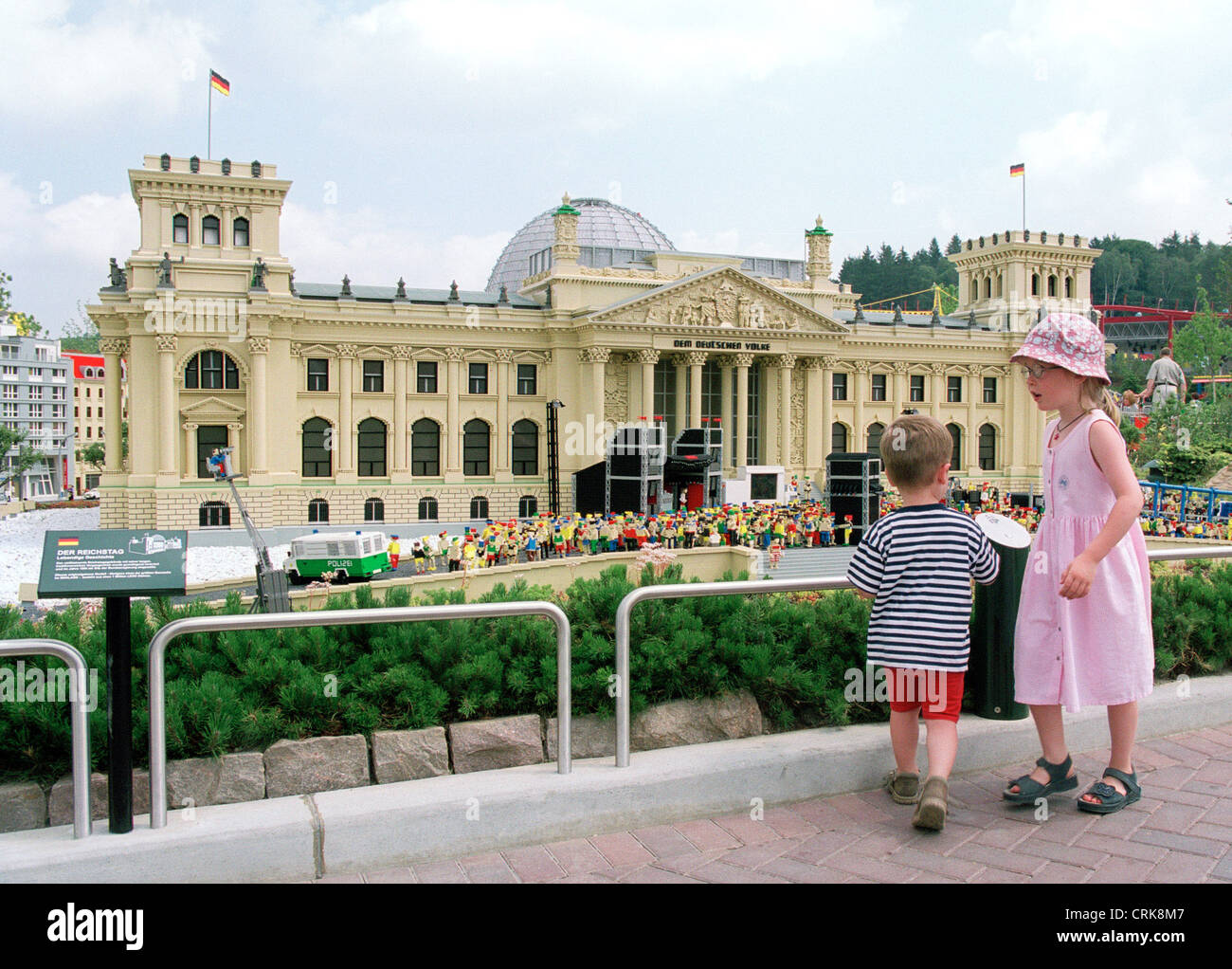 Enfants devant le Reichstag dans le modèle allemand Legoland Banque D'Images