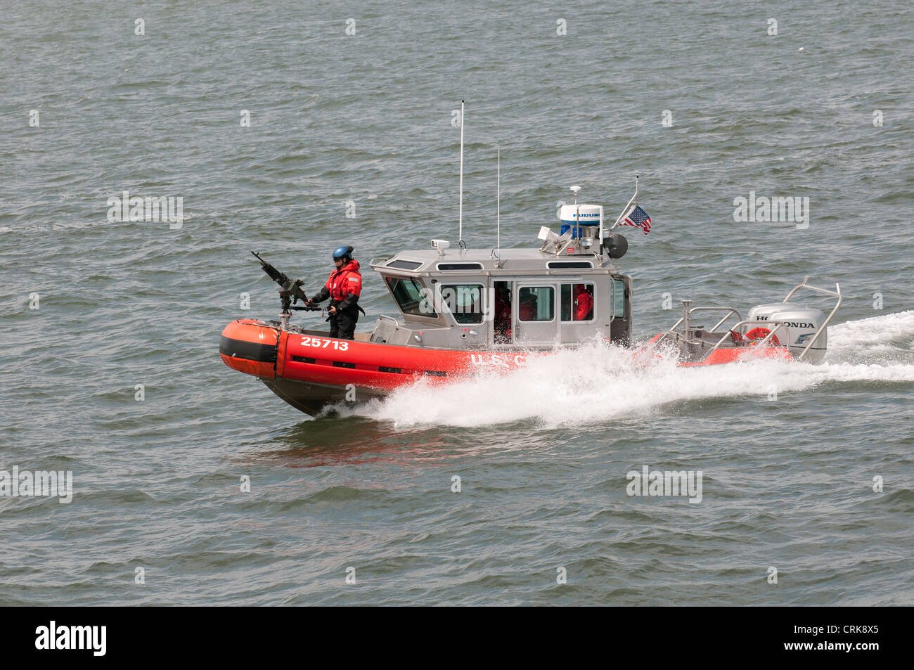 Bateau de patrouille de la Garde côtière américaine sur le port de New York NY USA Banque D'Images