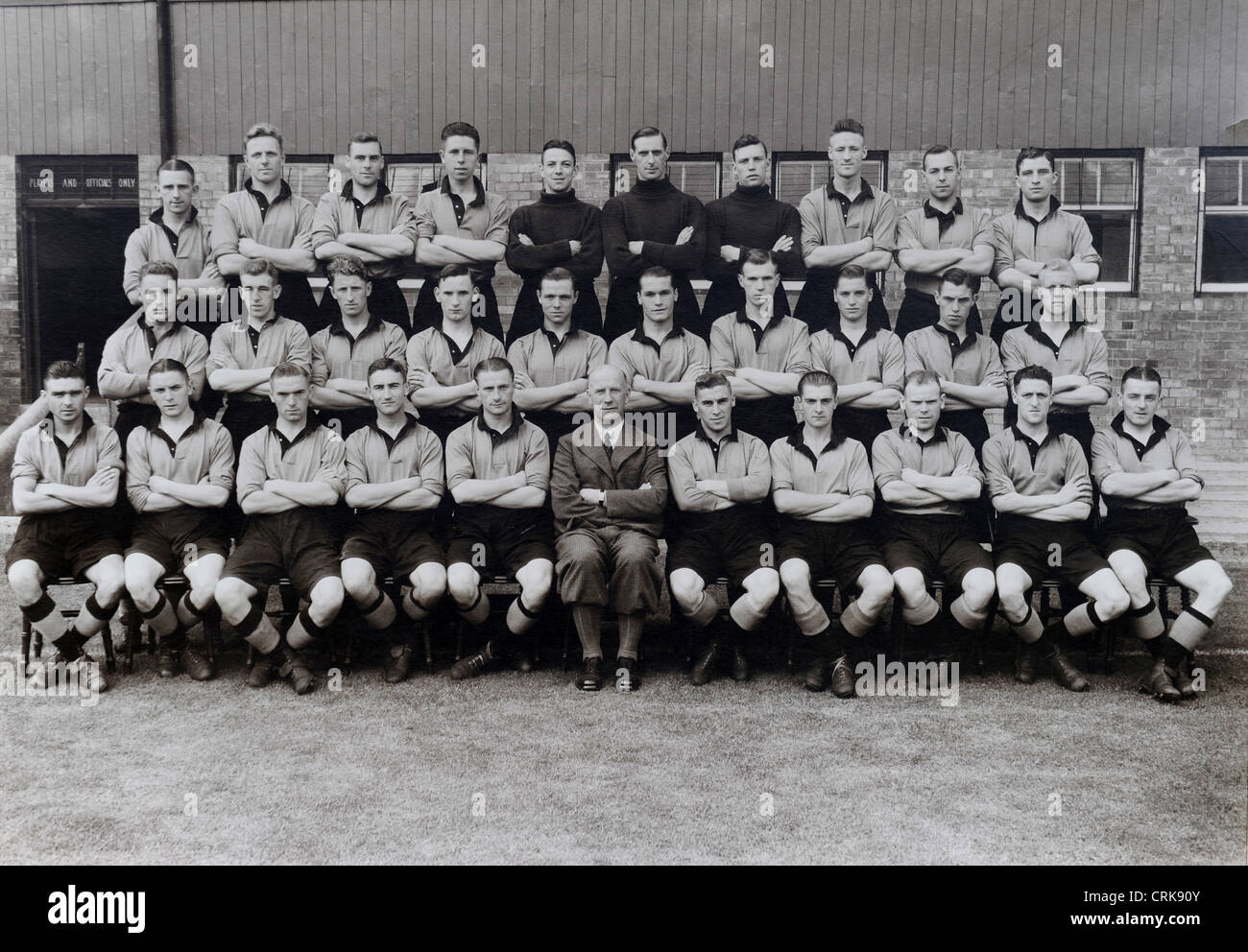 Équipe du club de football de Wolverhampton Wanderers en août 1933. Retour LtoR Jack Smith, Wilf Lowton, Reg Hollingworth, Fred Pincott, Frank Wildman, Cyril Spiers, Jack Ellis, John Nelson, Cecil Shaw, Dickie Rhodes. Milieu rangée Dai Richards, Irvine Harwood, Billy Hartill, Jack Preece, Jack Dowen, W Bucknall, Gordon Clayton, Joe Gardiner, M Burgin, Tom Wildsmith. Front row Jimmy Deacon, Syd Protheroe, Tom Smalley, Billy Bryant, Charlie Phillips, Major Frank Buckley (secrétaire-gestionnaire), Bill Barraclough, Jack Shelton, Mark Crook, Jack Hetherington, Les Heelbeck. Banque D'Images
