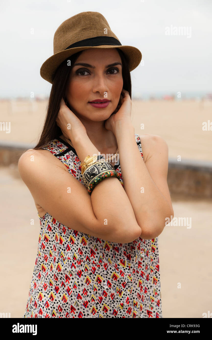 Woman posing with a hat Banque D'Images