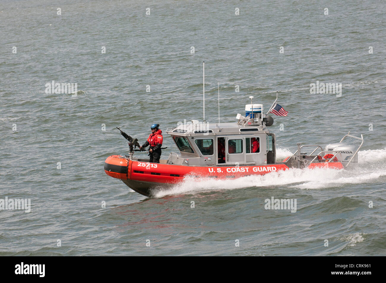 Bateau de patrouille de la Garde côtière américaine sur le port de New York NY USA Banque D'Images
