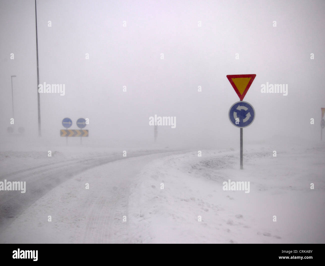 La signalisation routière dans paysage de neige Banque D'Images